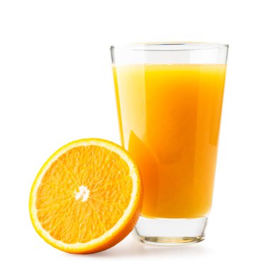 Beyaz arka planda taze portakallı bir bardak meyve suyu. İzole edilmiş
