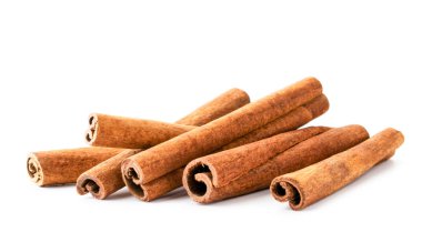 Tarçınlı çubuk yığını beyaza yakın. İzole edilmiş.