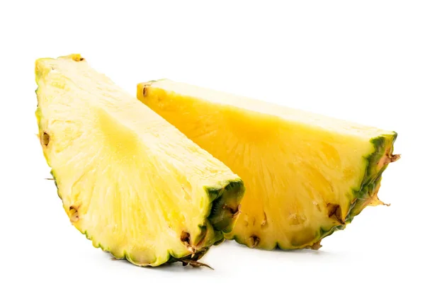 Dva kousky zralého ananasu zblízka na bílém. Izolované — Stock fotografie