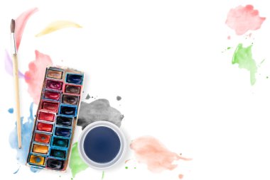 Suluboya boyalar, fırça ve bir bardak su, suluboya vuruşlarla beyaz bir zemin üzerinde. Metin için yeri olan yaratıcı yerleşim