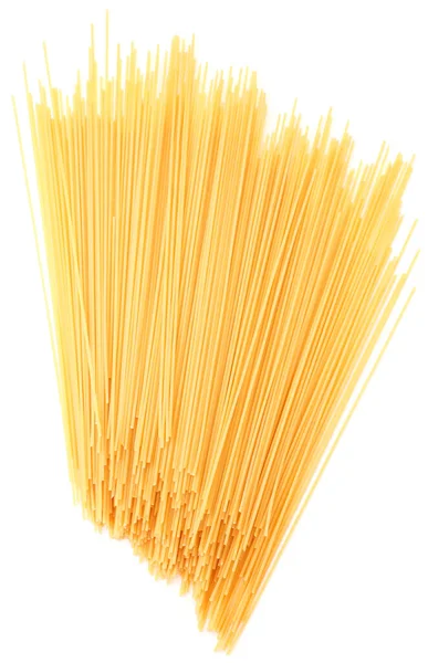 Spaghetti pasta utspridda på en vit bakgrund, isolerad. Utsikten uppifrån — Stockfoto