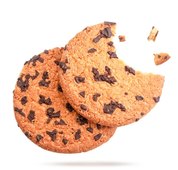 Chocolate Chip Cookie fliegt auf weißem Hintergrund. Isoliert — Stockfoto