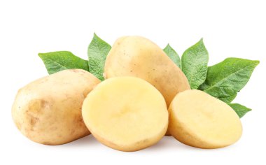 Beyaz arka planda taze patates ve yeşil yaprak. İzole edilmiş