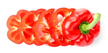 Kırmızı, tatlı biber dilimlenmiş halkalar beyaz arka planda yakın plan, izole. Yukarıdan görünüm