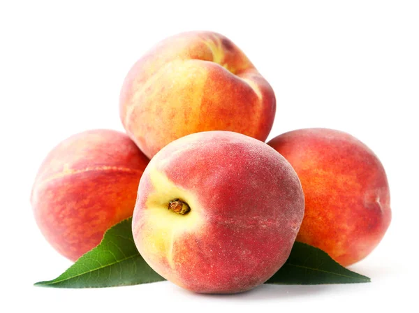 Bunch of ripe peaches with green leaves on a white background. Isolated — Stock Photo, Image