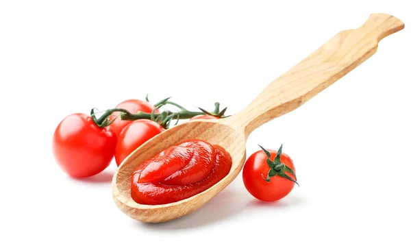 Ketchup dans une cuillère et tomates cerises sur fond blanc. Isolé — Photo