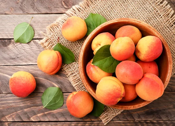 Ripe Apricots Plate Scattered Wooden Background View Top — Stock Photo, Image