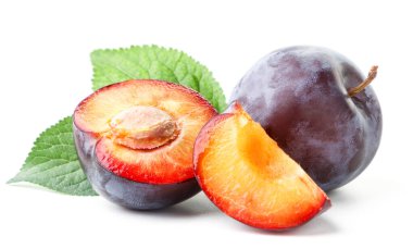 Olgun erik, yarım porsiyon ve yakın plan beyaz arka plan. İzole edilmiş