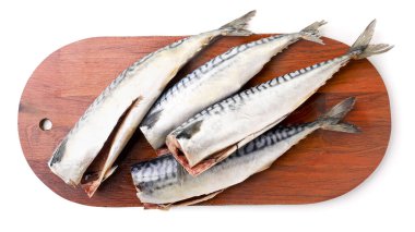 Tahtada doğranmış uskumru balığı, izole edilmiş. Üst görünüm