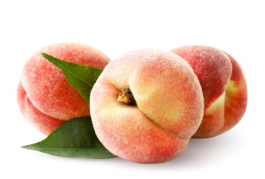 Beyaz arka planda yeşil yapraklı olgun şeftaliler. İzole edilmiş