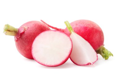 Turp gibi ve beyaz arka planda yakın plan dilimlenmiş. İzole edilmiş