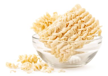 Beyaz arka planda yakın plan bir tabakta hazır şehriye. İzole edilmiş