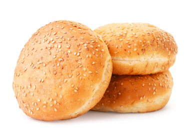 Beyaz arka planda üç hamburger ekmeği. İzole edilmiş