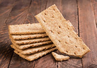 Ahşap arka planda kızarmış ekmek. Uygun beslenme