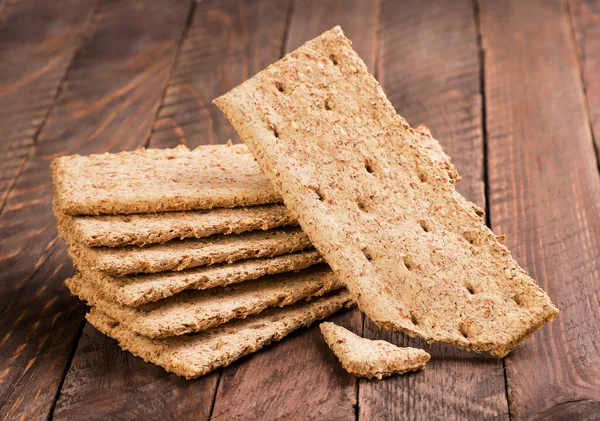 Ahşap arka planda kızarmış ekmek. Uygun beslenme