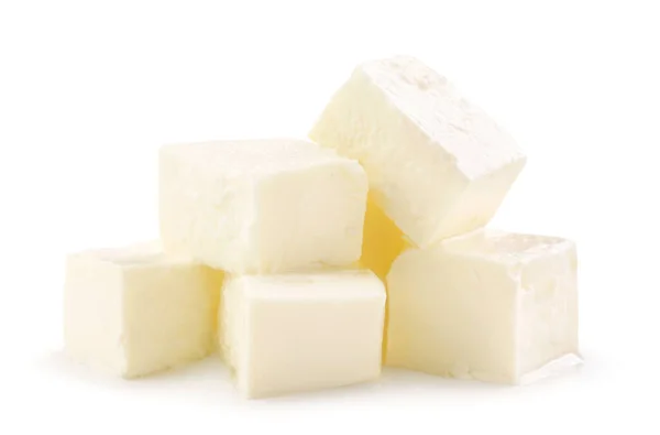 Um molho de queijo feta em cubos num prato branco. Isolados — Fotografia de Stock