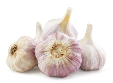 Beyaz arka planda tam sarımsak. İzole edilmiş