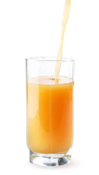白を基調としたグラスカップにフルーツジュースを注ぐ — ストック写真