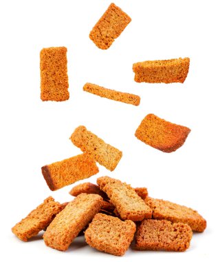 Ekmek kırıntıları beyaz arka planda yakın plan yığını üzerine düşer. İzole edilmiş