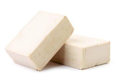 Beyaz arka planda sıkıştırılmış maya görüntüsü. İzole edilmiş