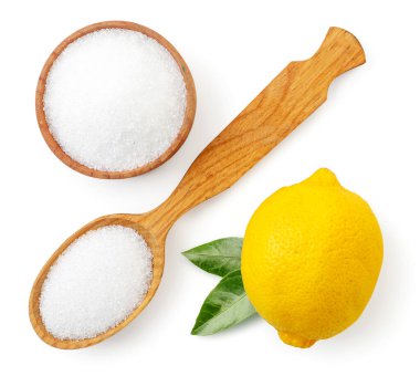 Tahta bir tabakta sitrik asit ve limon izole edilmiş kaşık. Limon asidi üst görünümü
