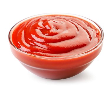 Beyaz arka planda cam bir tabakta ketçap. İzole edilmiş