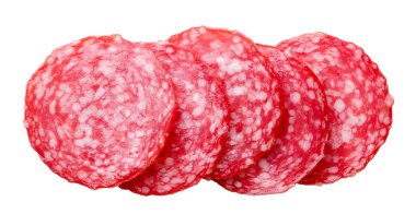 Beyaz arka planda kesilmiş sosis dilimleri. Üst görünüm