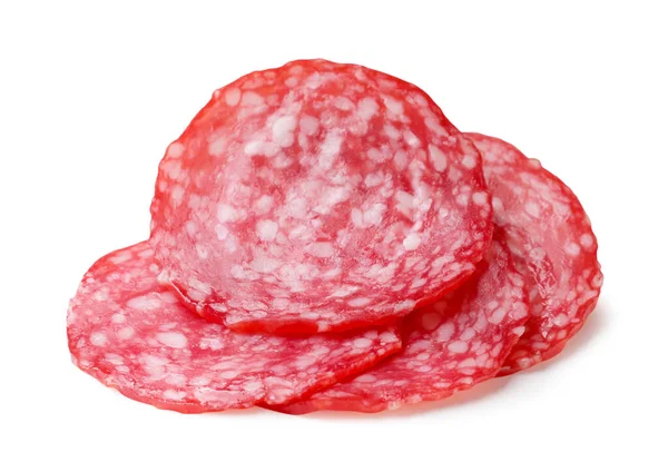 Beyaz arka planda dilimlenmiş sosis yığını. İzole edilmiş