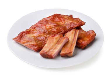 Beyaz arka planda yakın plan bir tabakta kızarmış domuz pirzolası. İzole edilmiş