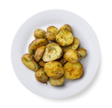 Beyaz arka planda yakın plan bir tabakta kızarmış patates dilimleri. Üst görünüm