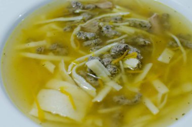 Şehriye ve et parçaları ile et suyu ile plaka. Görünümü yukarıdaki.