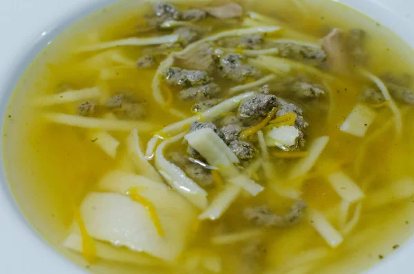 麺と肉のビットのスープとプレート 上記のビュー — ストック写真