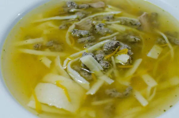 Piatto Con Brodo Con Tagliatelle Pezzetti Carne Vista Sopra — Foto Stock