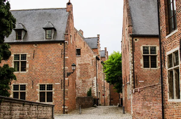 Eski Belçika street Groot Begijnhof Leuven evde tuğla ile görüntüleyin