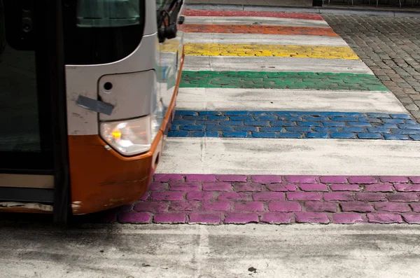 Färgglada Övergångsställe Med Buss Passerar Det Bryssel Belgien — Stockfoto
