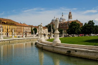 Padua, Prato delle Valle ve Santa Giustina Katedrali gündüzleri Veneto, İtalya