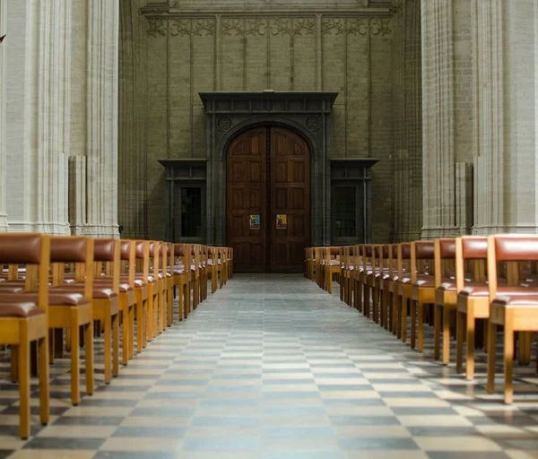 Cadeiras Bancos Porta Uma Igreja Católica Belga — Fotografia de Stock