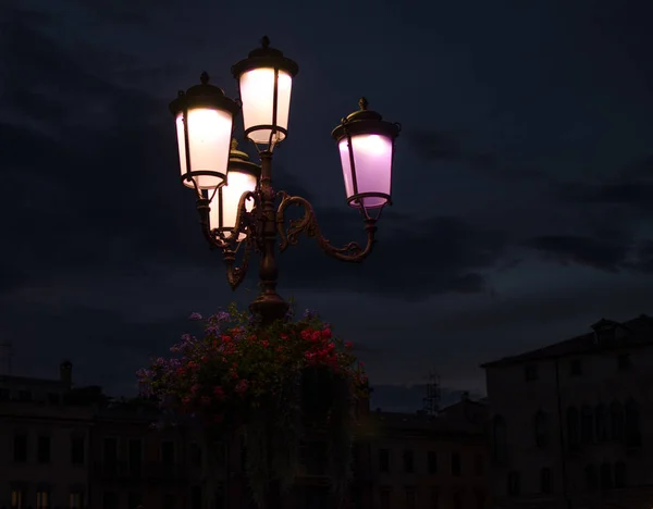 美しい日の出と街灯が点灯正方形プラート デッレ パドヴァのバレ ヴェネト州 イタリアの背景 — ストック写真