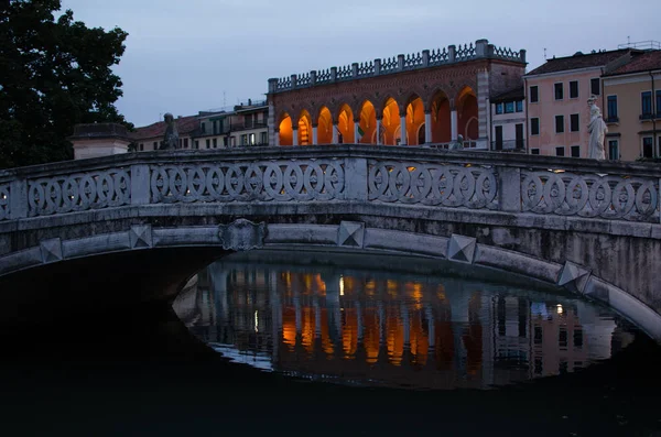 Вид Мост Loggia Amulea Осветили Падуе Ночью Озил Италию — стоковое фото