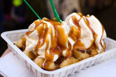 Karamel ve krema ile Belçika Waffle geleneksel Belçika tatlı