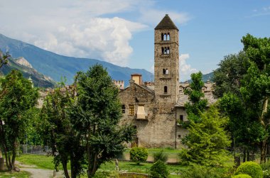 Piedmont 'da antik kilise ve şehir Susa panoramik görünümü
