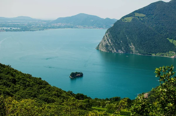 Panoramiczny widok na jezioro Iseo i wzgórza z Montisola — Zdjęcie stockowe