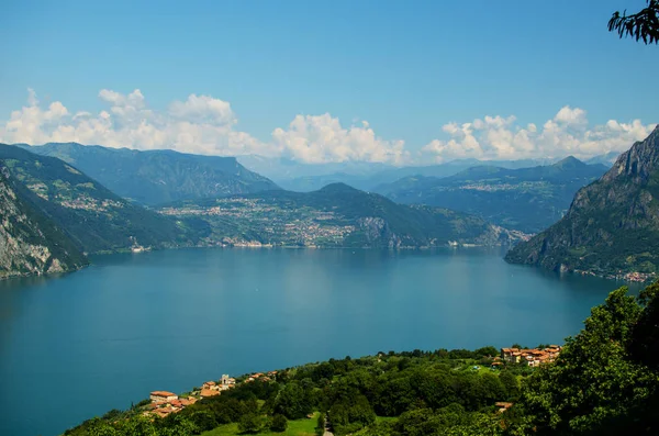 Panoramiczny widok na jezioro Iseo i montains z Montisola — Zdjęcie stockowe