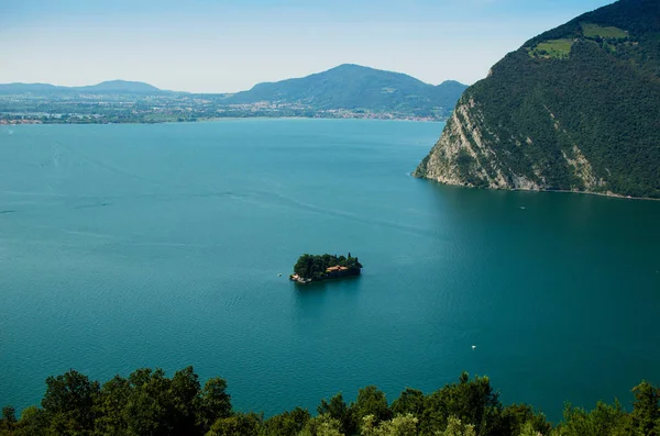 Panoramiczny widok na jezioro Iseo z Montisola — Zdjęcie stockowe