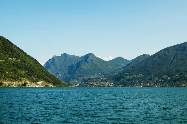 Panoramiczny widok na jezioro Iseo z montains jak tło — Zdjęcie stockowe