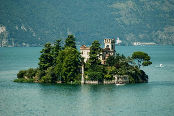 Isola di Loreto in mezzo al lago d'Iseo con verdi colline a — Foto Stock