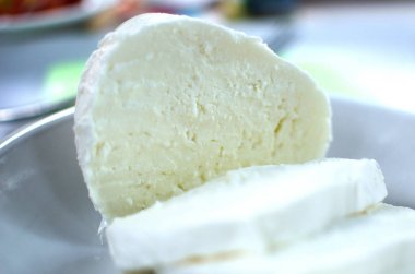 Beyaz plaka üzerinde mozzarella kesme.