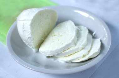 Beyaz tabakta mozzarella kesiği, geleneksel İtalyan peyniri