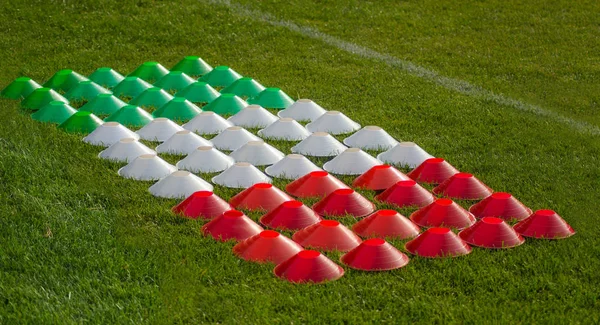 Cone markör för fotboll utbildning i färg italienska flagga — Stockfoto