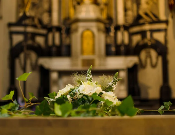 Bir catolik kilisede düğün çiçekleri